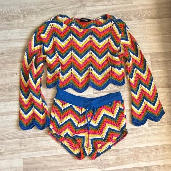 PrettyLittleThing Multicolor Chevron Knit Crop Top & Shorts Set - Blue Trim - Picture 8 of 8